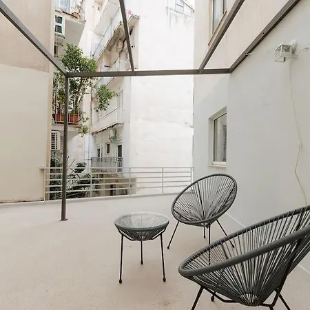 Spacious Featuring A Private Terrace Apartmán