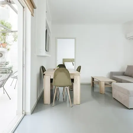 Spacious Featuring A Private Terrace Atenas