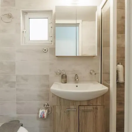 Spacious Featuring A Private Terrace Atenas